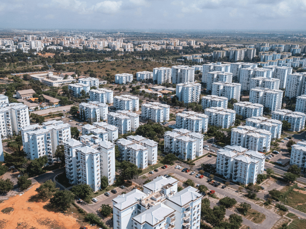 Panoramic view of housing in Luanda, reflecting infrastructure for corporate travel and MICE in Angola.