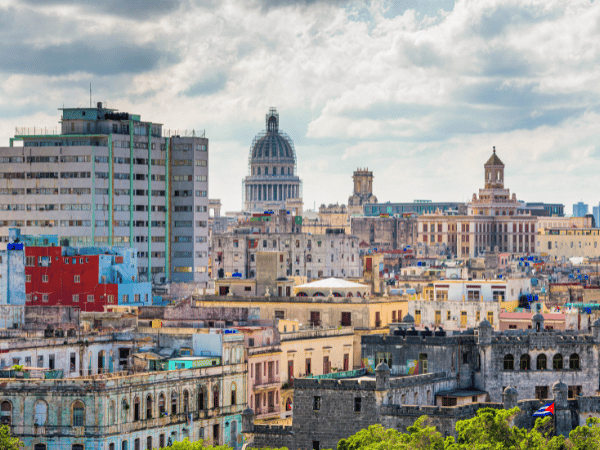 Vibrant Havana cityscape featuring colonial landmarks and modern structures – DMC Cuba