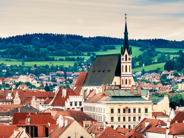 Panoramic view of Cesky Krumlov with red rooftops and Gothic church – DMC Czech Republic